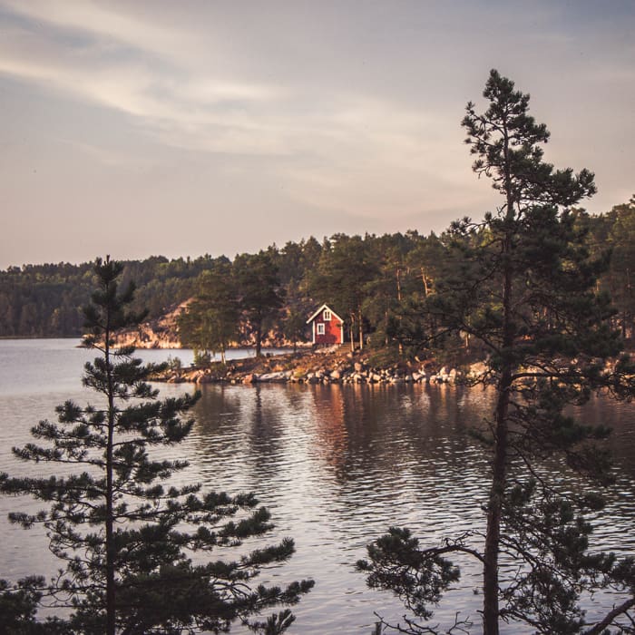 Rött hus vid vatten